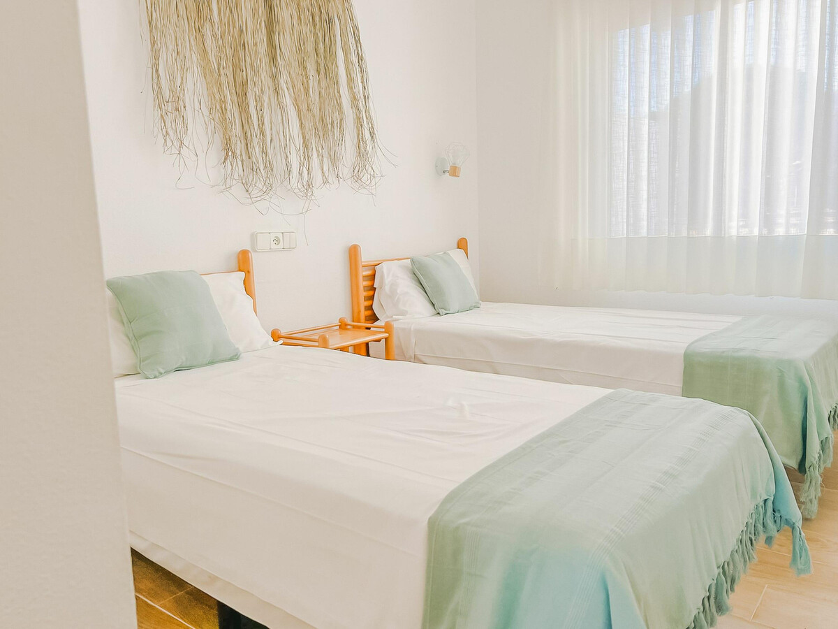 Bungalow en falaise, 50 m de Cala Calafaté - Photo 9