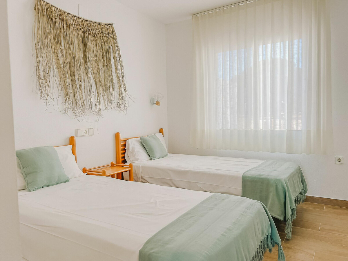 Bungalow en falaise, 50 m de Cala Calafaté - Photo 10