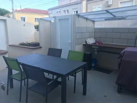 Location appartement à Valras Plage, Bel Appartement Cœur de Ville, 6 Pers, Terrasse, Clim, Parking, à 400m de la Plage