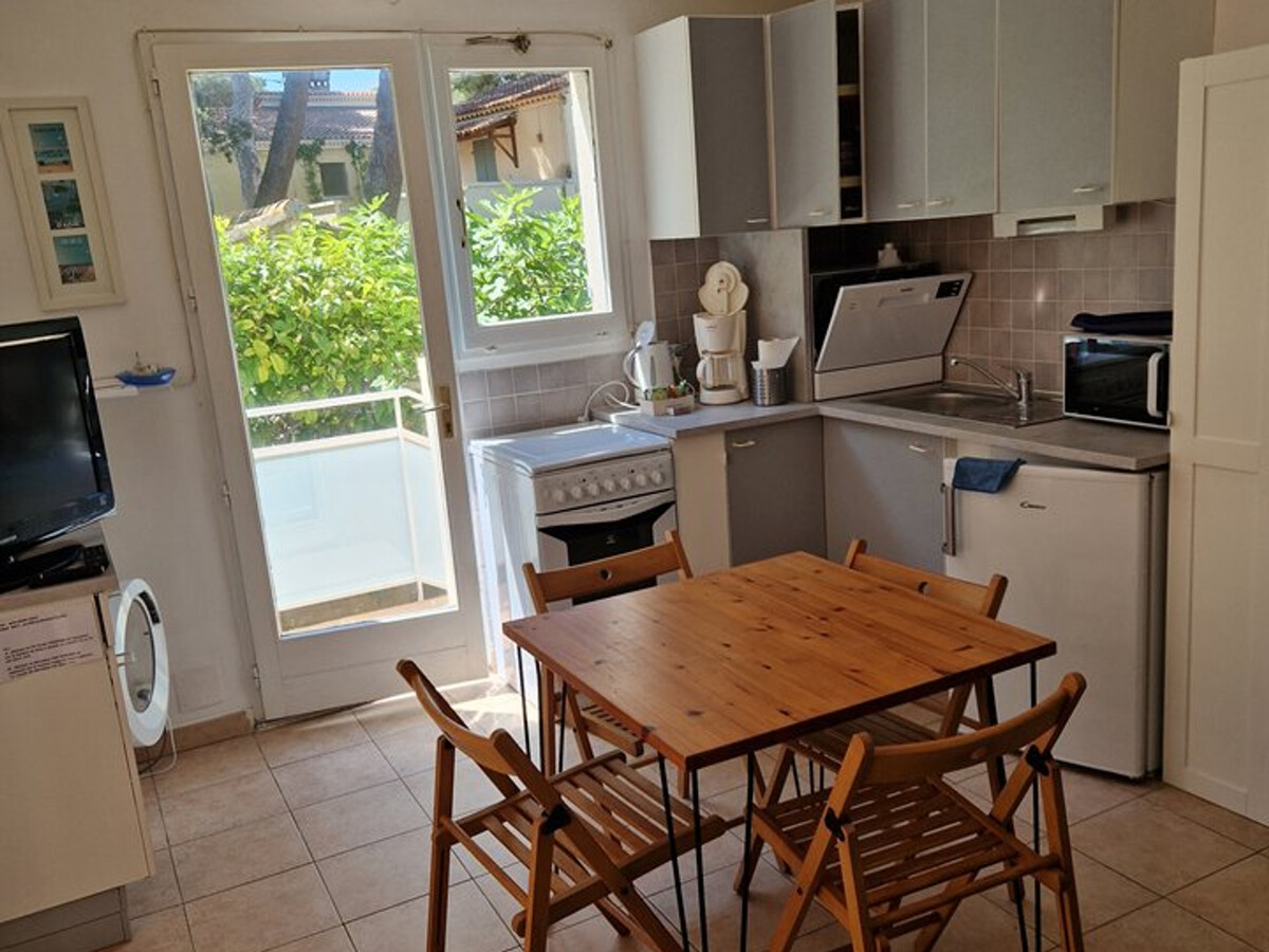 Appartement Hyères : 2 pièces, jardin privé, 5 min plage - Photo 4