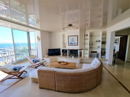 Location appartement à Hyères, Grand appartement climatisé avec terrasses, vue mer, parking et WIFI