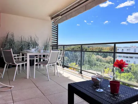 Location appartement à Le Lavandou, Charmant T2 climatisé avec grande terrasse, piscine et parking privatif, proche plage et commerces.
