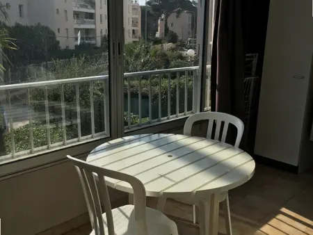 Location appartement à Hyères, T1 Climatisé au Port de Hyères avec Véranda meublée, proche Plages et Commerces