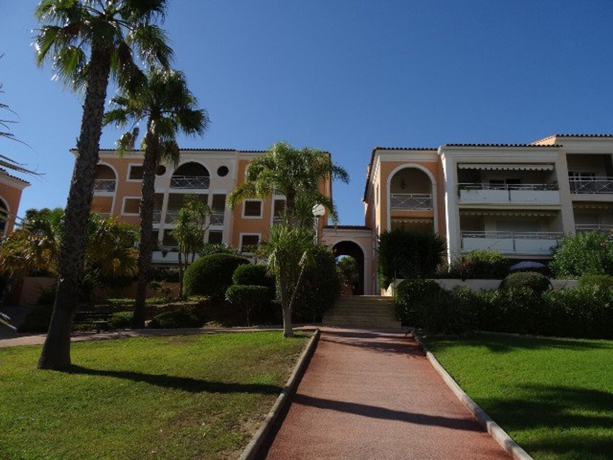 T2 rez-de-jardin Giens avec grande terrasse et piscine - Photo 2
