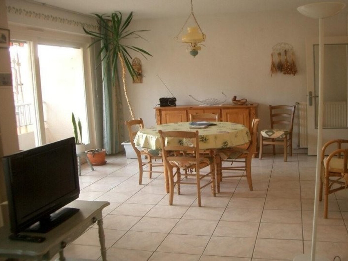 F2 65m² garage et terrasse, proche cures et centre - Photo 2