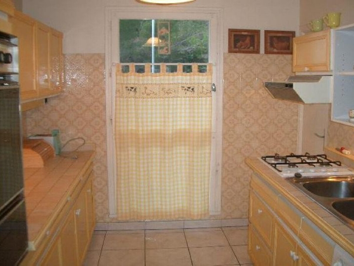 F2 65m² garage et terrasse, proche cures et centre - Photo 6