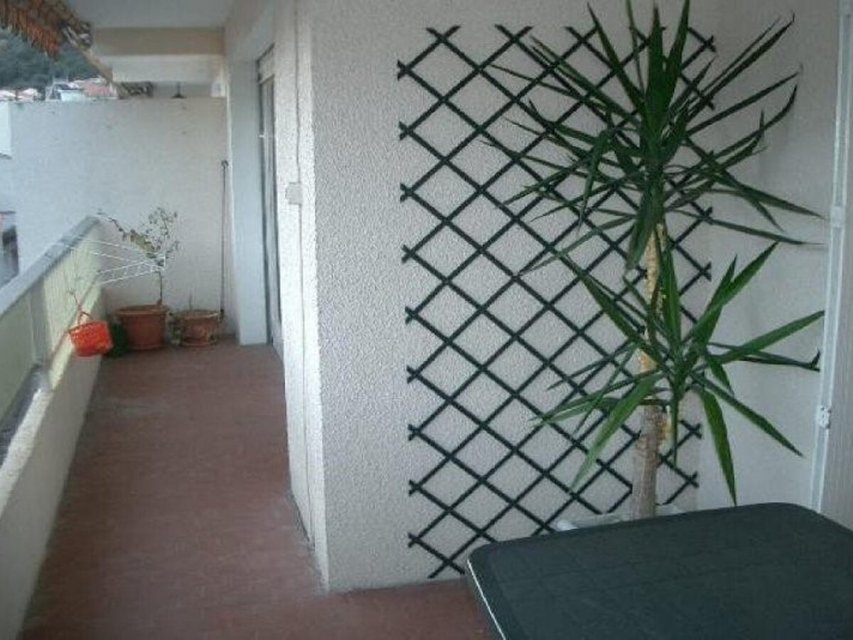 F2 65m² garage et terrasse, proche cures et centre - Photo 7