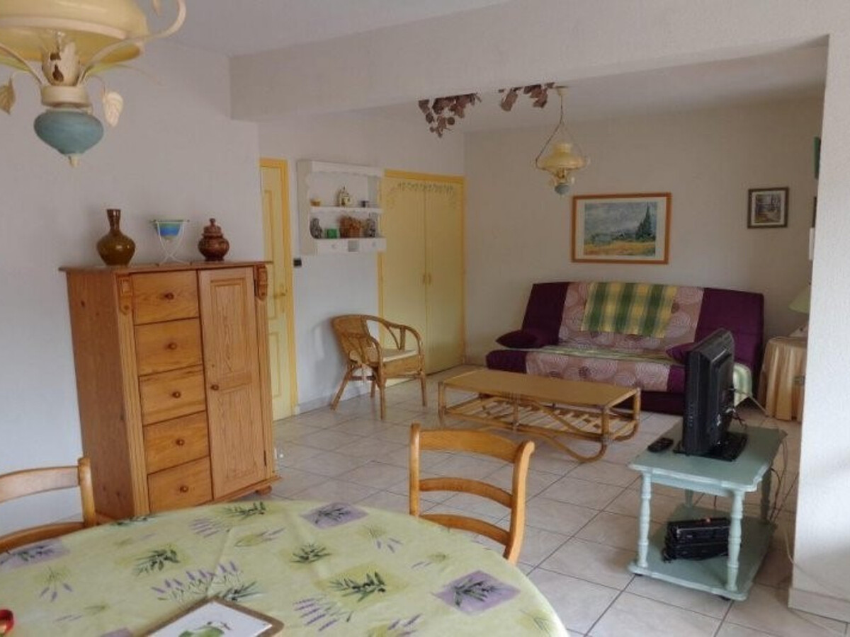 F2 65m² garage et terrasse, proche cures et centre - Photo 8