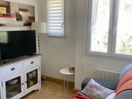 Charmant F2 à Amélie-les-Bains avec parking, ascenseur et équipements complets - Photo 3