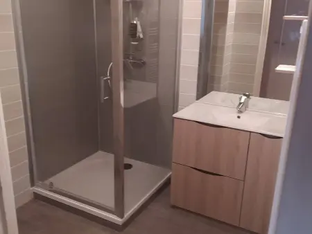 F2 climatisé 55m² avec terrasse 16m² et parking : photo 9
