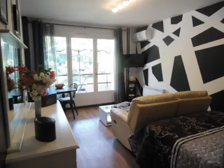 Location appartement à Amélie les Bains Palalda, Studio confort avec balcon, clim, parking privé, à 50m des Thermes et 100m du centre, à Amélie-les-Bains