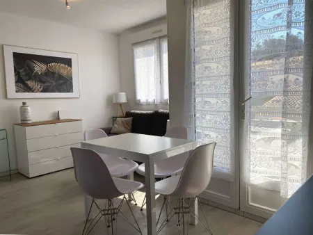 Location appartement à Balaruc les Bains, Charmant T2 au cœur du village avec garage, balcon ensoleillé et wifi à Balaruc-les-Bains.