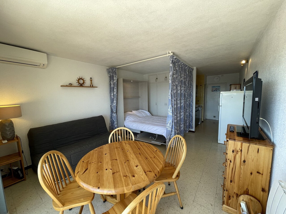 Studio climatisé face au port avec vue mer à Saint-Cyprien - Photo 5