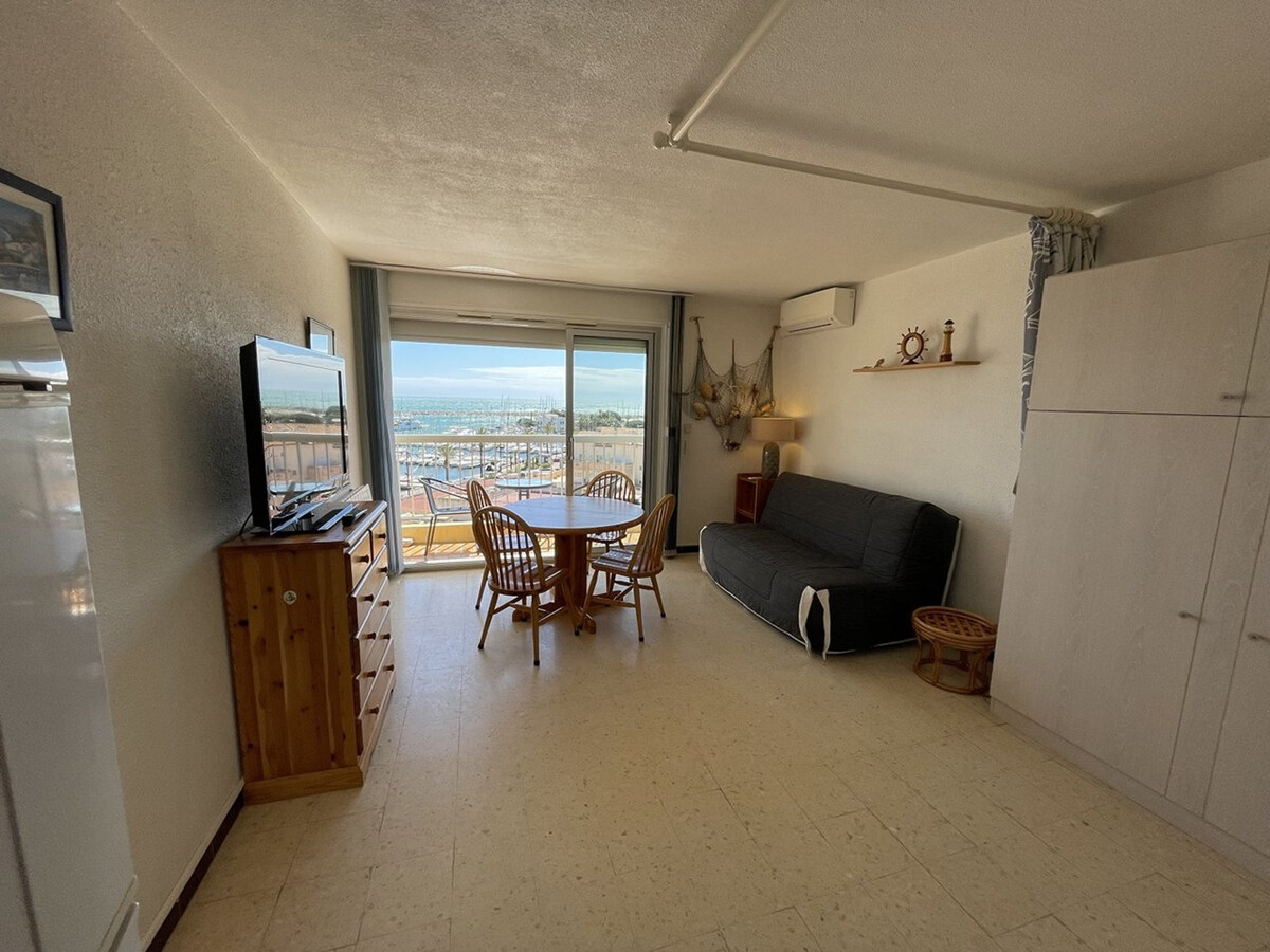 Studio climatisé face au port avec vue mer à Saint-Cyprien - Photo 10