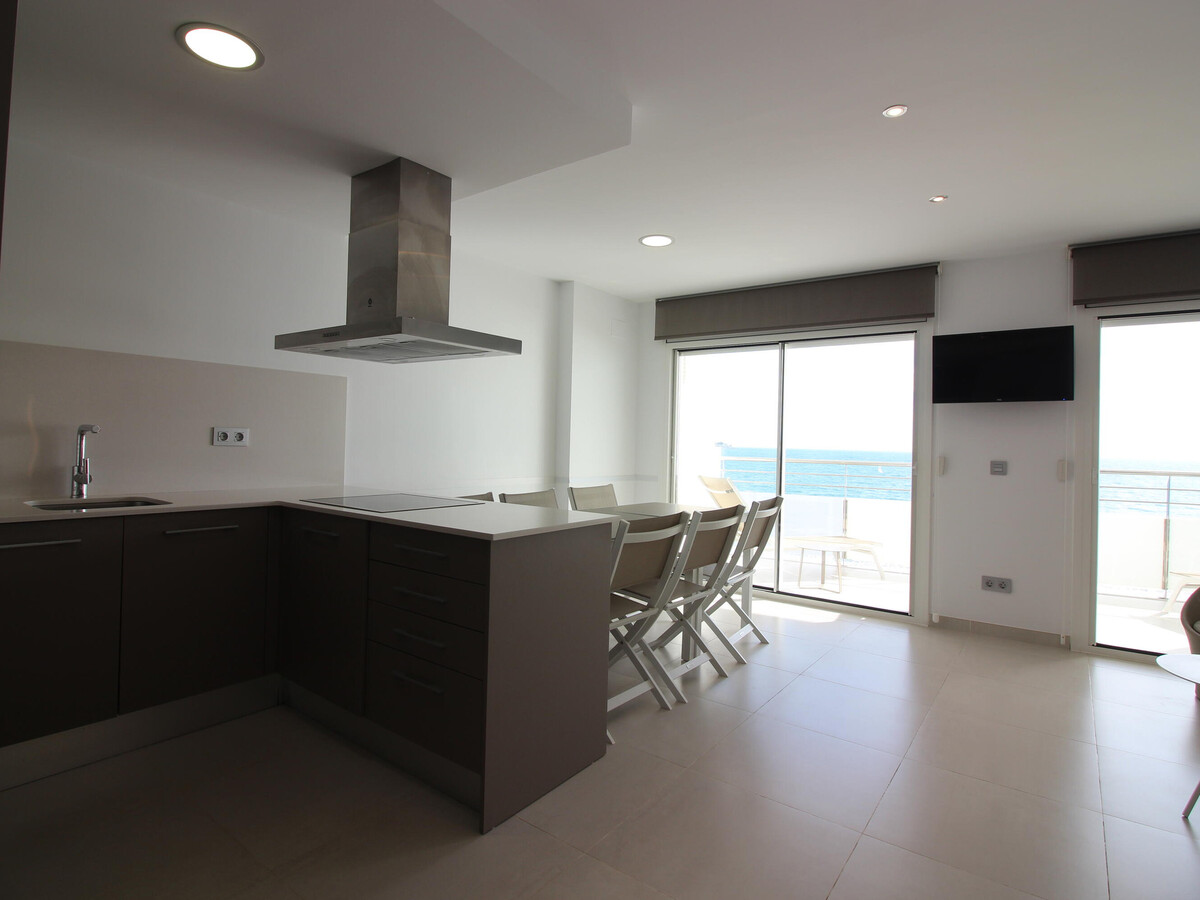 Appartement design face à la plage à Roses, terrasse panoramique - Photo 10
