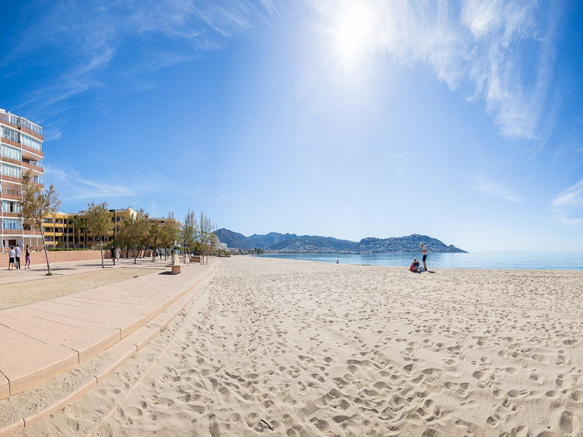 Appartement design face à la plage à Roses, terrasse panoramique - Photo 24