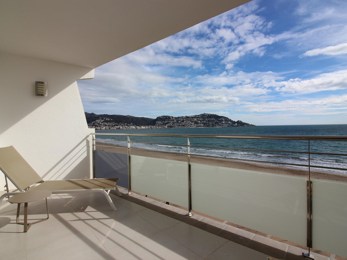 Appartement design face à la plage à Roses, terrasse panoramique - Photo 26