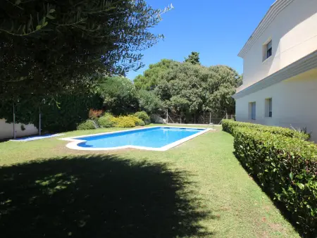 Location appartement à Llançà, Appartement neuf avec piscine, jardin, à 400 m de la plage et près des commerces, idéal pour familles.