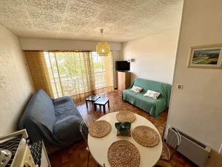 Location appartement à Port la Nouvelle, Studio cosy à Port-la-Nouvelle, à 300m de la plage, avec balcon, salon de jardin et ménage inclus
