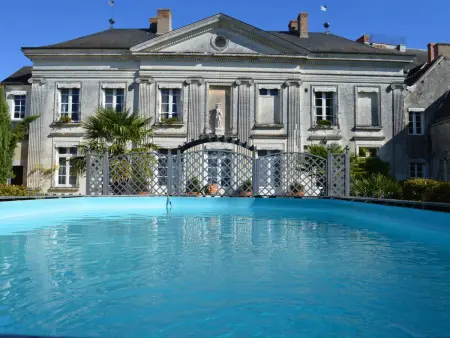 Location gite à Châtillon sur Indre, Château Directoire avec Piscine Privée et Jardin