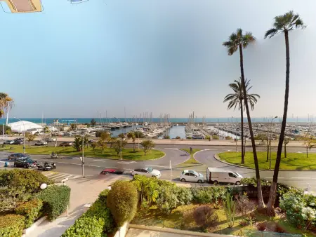 Location appartement à Menton, Bel appartement avec terrasse, piscine, parking et WiFi