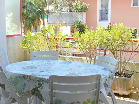 Location appartement à Saint Raphaël, Spacieux T2 avec grande terrasse à Saint-Raphaël, proche mer et gare, garage inclus