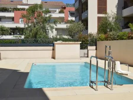 3 pièces climatisé avec terrasse, piscine et garage : photo 4