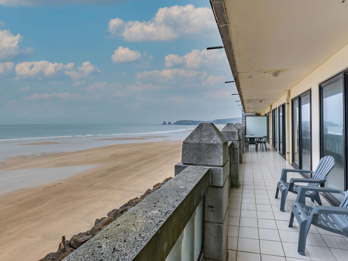 Appartement moderne en bord de mer avec balcon et parking - Photo 1