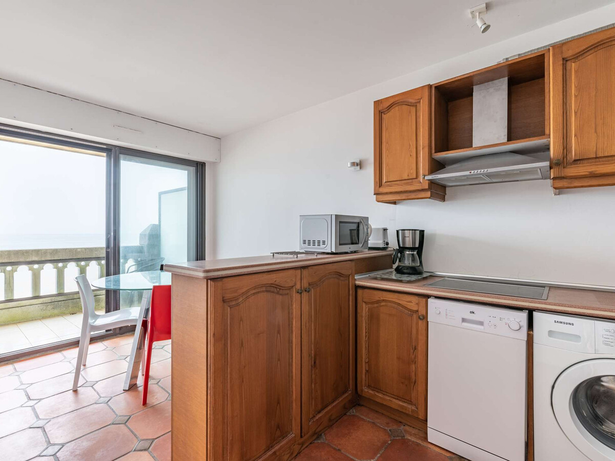 Appartement moderne en bord de mer avec balcon et parking - Photo 4