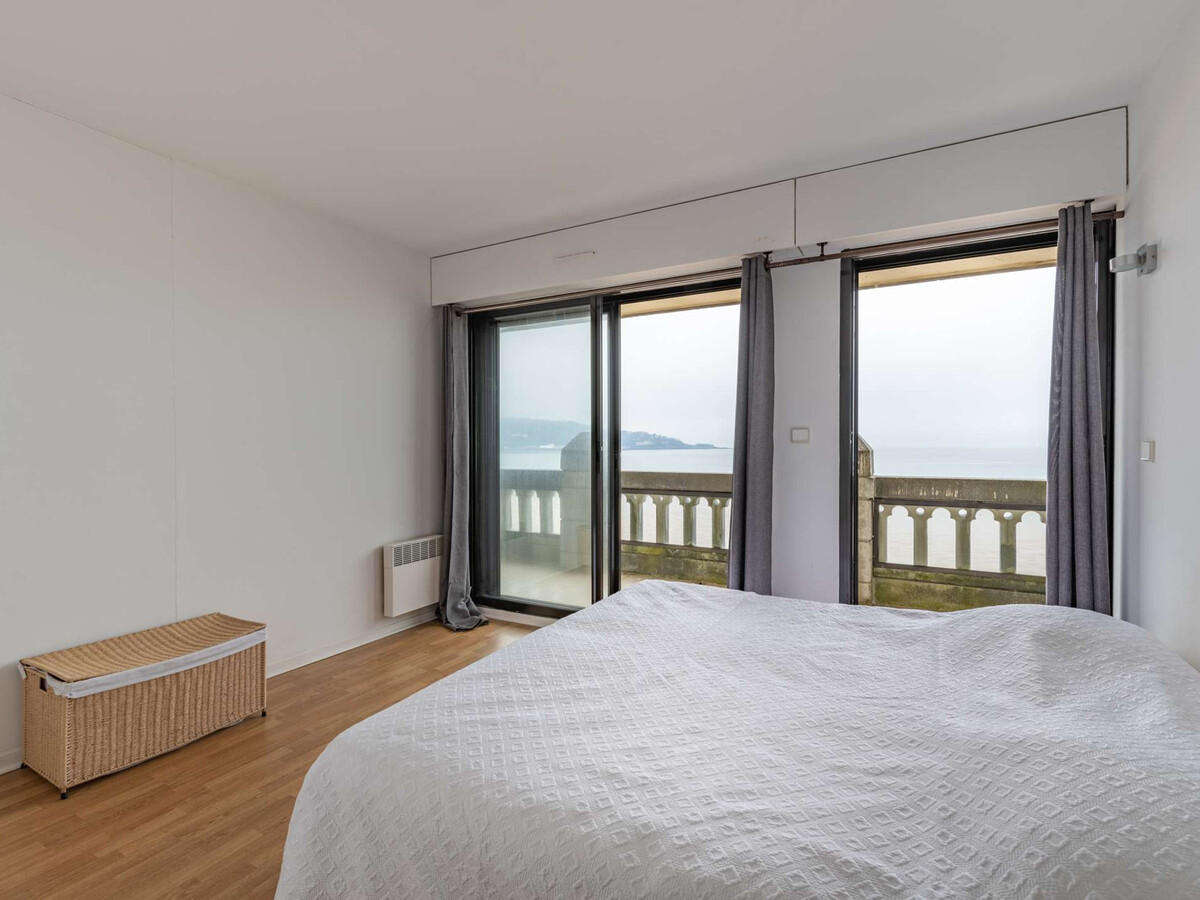 Appartement moderne en bord de mer avec balcon et parking - Photo 6