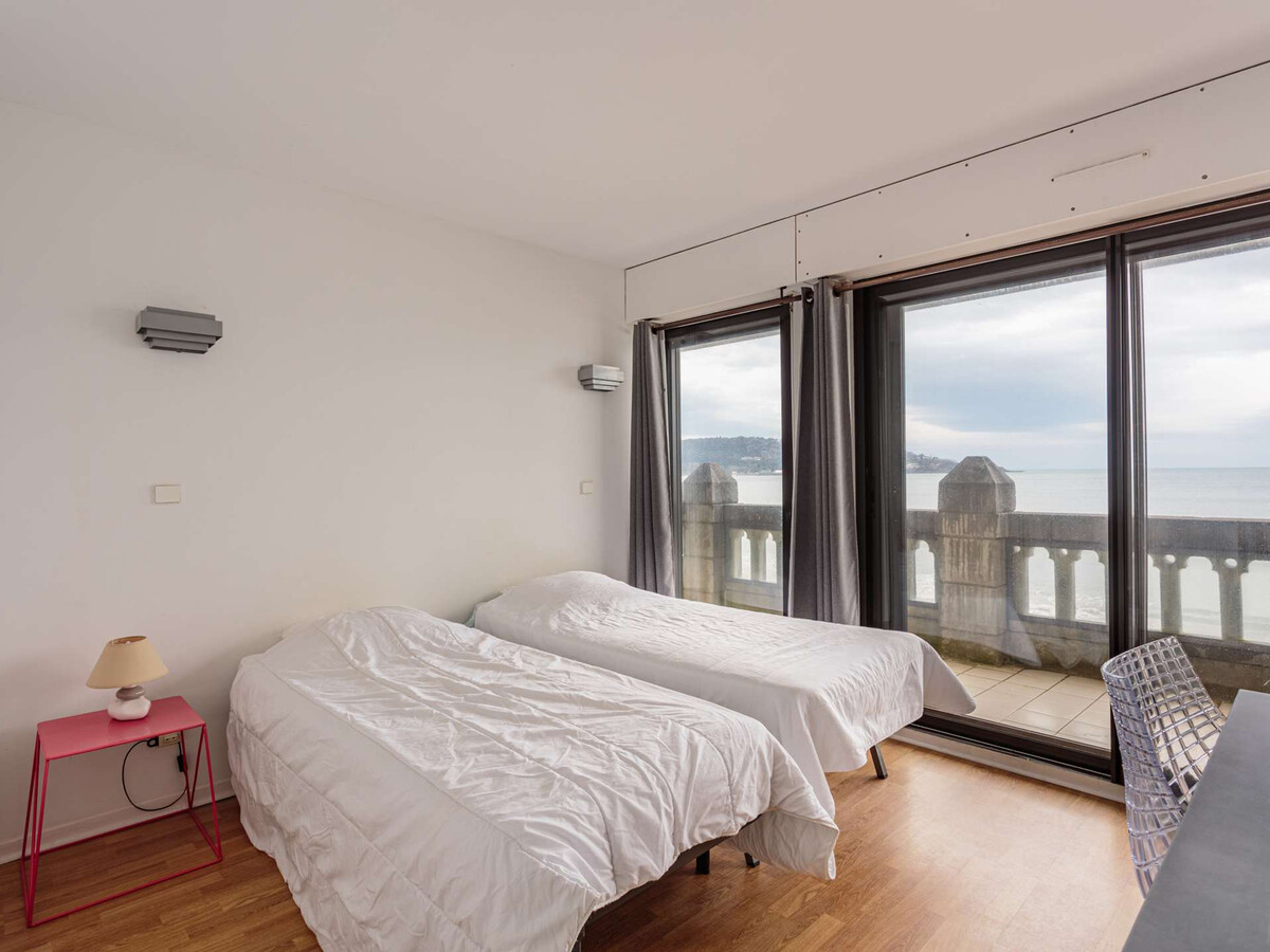 Appartement moderne en bord de mer avec balcon et parking - Photo 8