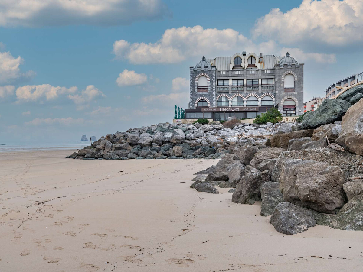 Appartement moderne en bord de mer avec balcon et parking - Photo 10