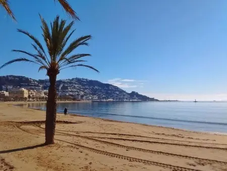 Location appartement à Roses, Studio rénové, bien équipé, climatisé avec parking privé, à 200m de la plage et promenade à Roses