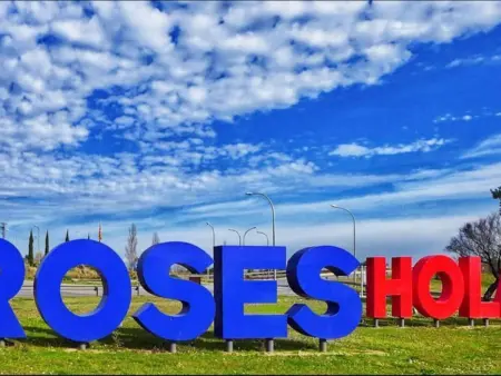 Location appartement à Roses, Appartement à Roses, proche des plages et pistes cyclables, piscine, idéal pour 4 personnes