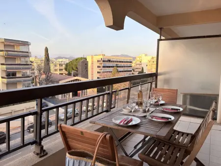 Location appartement à Fréjus, Studio cabine à 200m de Port Fréjus, plage, commerces, terrasse, 4 couchages, ménage inclus