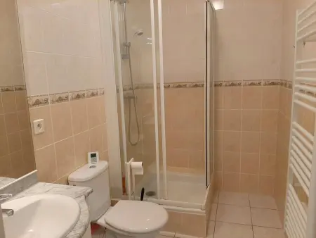 Appartement cosy avec balcon, proche centre et plages, parking inclus - Photo 3