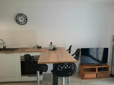 Appartement cosy avec balcon, proche centre et plages, parking inclus - Photo 4