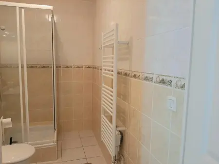 Appartement cosy avec balcon, proche centre et plages, parking inclus - Photo 8