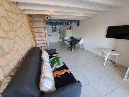 Location appartement à Marseillan Plage, Studio Mezzanine pour 4 à Marseillan avec Parking Privé, TV et Cuisine Équipée