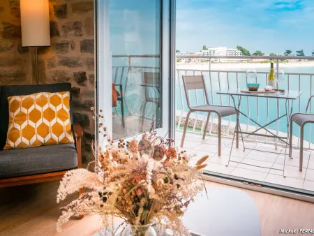 Location appartement à Larmor Plage, Appartement cosy 2 pièces face mer avec 3 balcons et WIFI inclus à Larmor-Plage