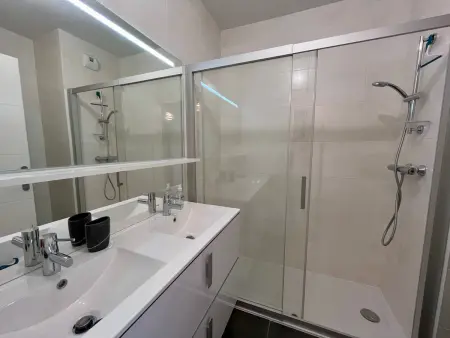 T4 dernière étage, terrasse 60 m² et piscine : photo 8