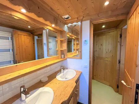 Appartement 4 pièces skis aux pieds avec cheminée à Méribel : photo 9
