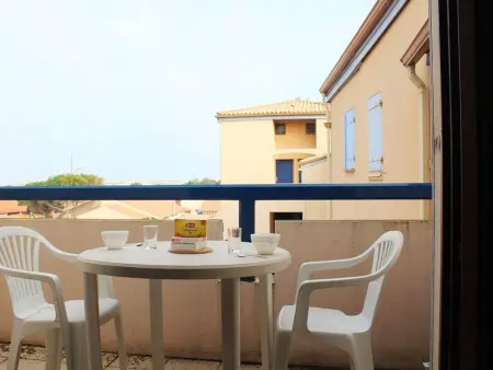 Location appartement à Port la Nouvelle, Studio mezzanine climatisé proche plage, 4 couchages, balcon, TV et cuisine équipée