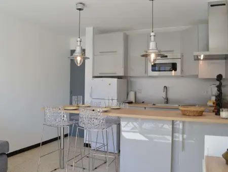 Location appartement à Fleury Saint Pierre la Mer, Appartement rénové, climatisé à 200m de la plage avec balcon et parking privé