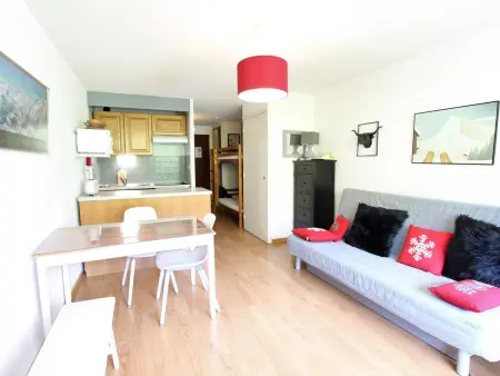 Studio fonctionnel 4 pers, à 50m des pistes, proche commodités, piscine extérieure en été. - Photo 1