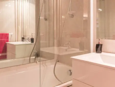Studio fonctionnel 4 pers, à 50m des pistes, proche commodités, piscine extérieure en été. - Photo 4
