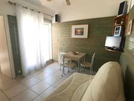 T2 climatisé à 150m de la plage, 4 personnes, terrasse : photo 3
