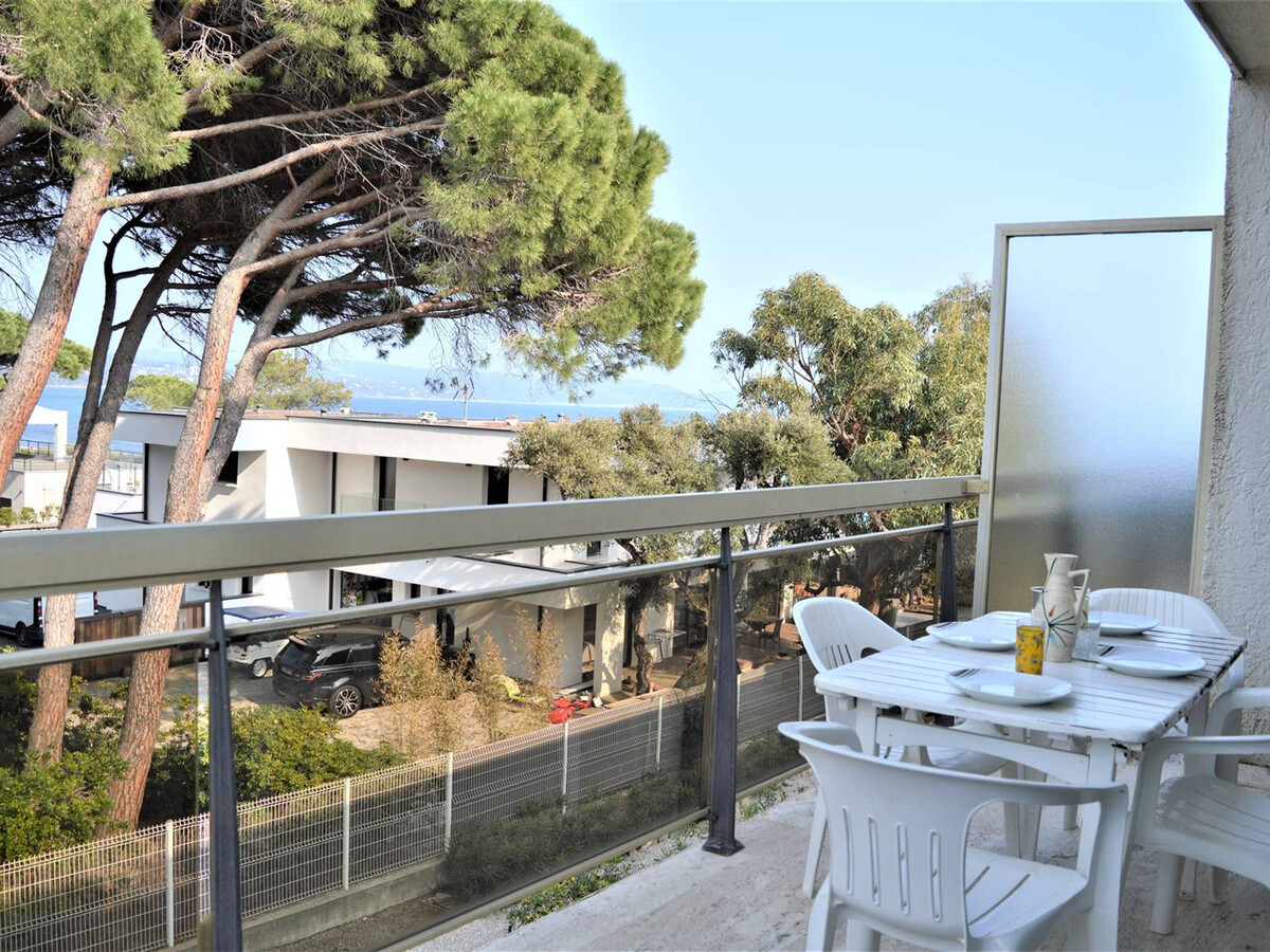 Studio face à la plage à Cavalaire avec terrasse - Photo 1