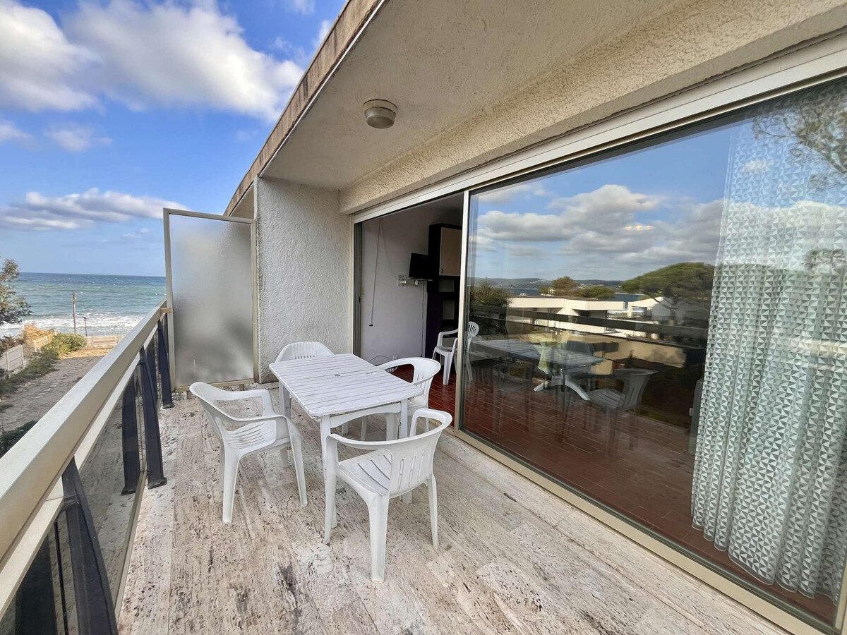 Studio face à la plage à Cavalaire avec terrasse - Photo 9