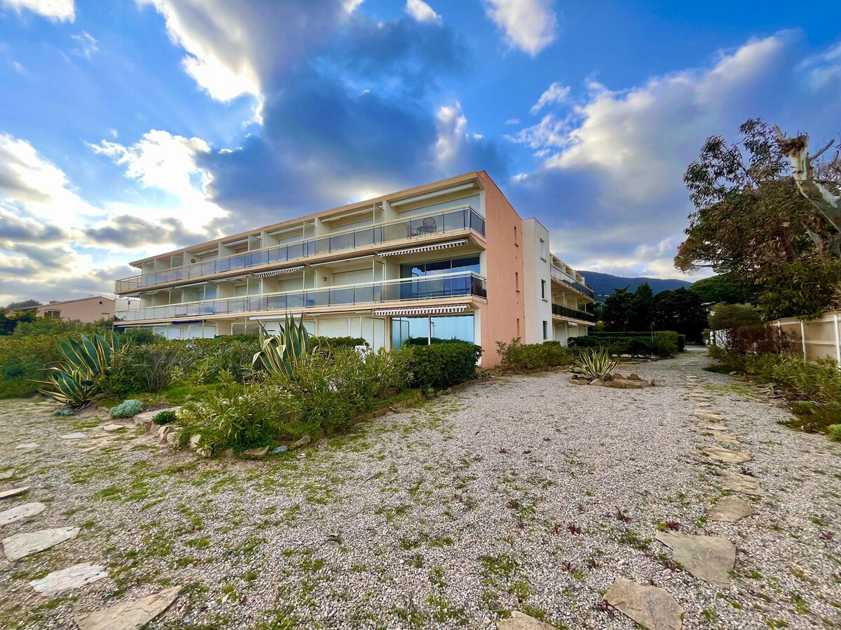 Studio face à la plage à Cavalaire avec terrasse - Photo 12